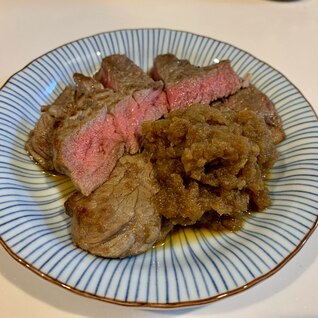 牛もも肉のステーキ玉ねぎソース